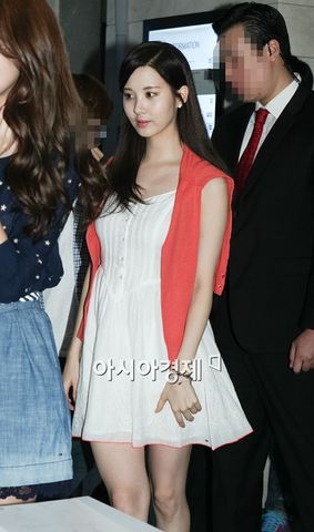 130728+sooyoung+seohyun+at+tommy+hilfiger+fansign+event (85).jpg