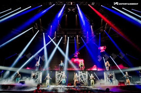 2NE1 Osaka04 YGFB.jpg