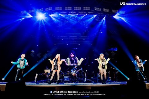 2NE1 Osaka06 YGFB.jpg